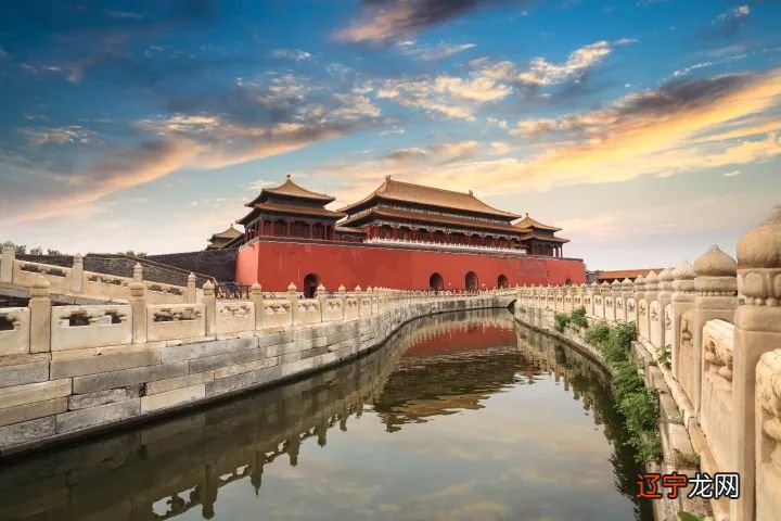 在中国众多“人杰地灵”的城市中,十座则灵