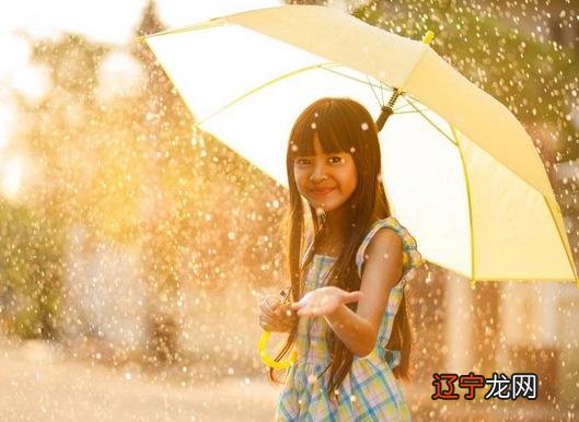 梦到下雨天有人给我打伞：短途出门活动很适宜