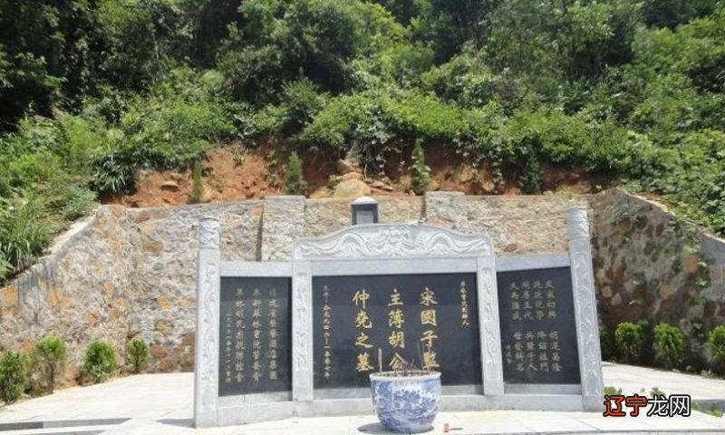 梦见祖先墓地_梦见给祖先上坟磕头_梦见挖掘祖先坟墓