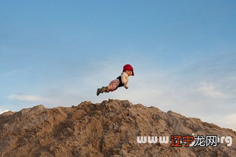 女人在天上飞，速度超快，一会高空一会低飞，一定要按步就班