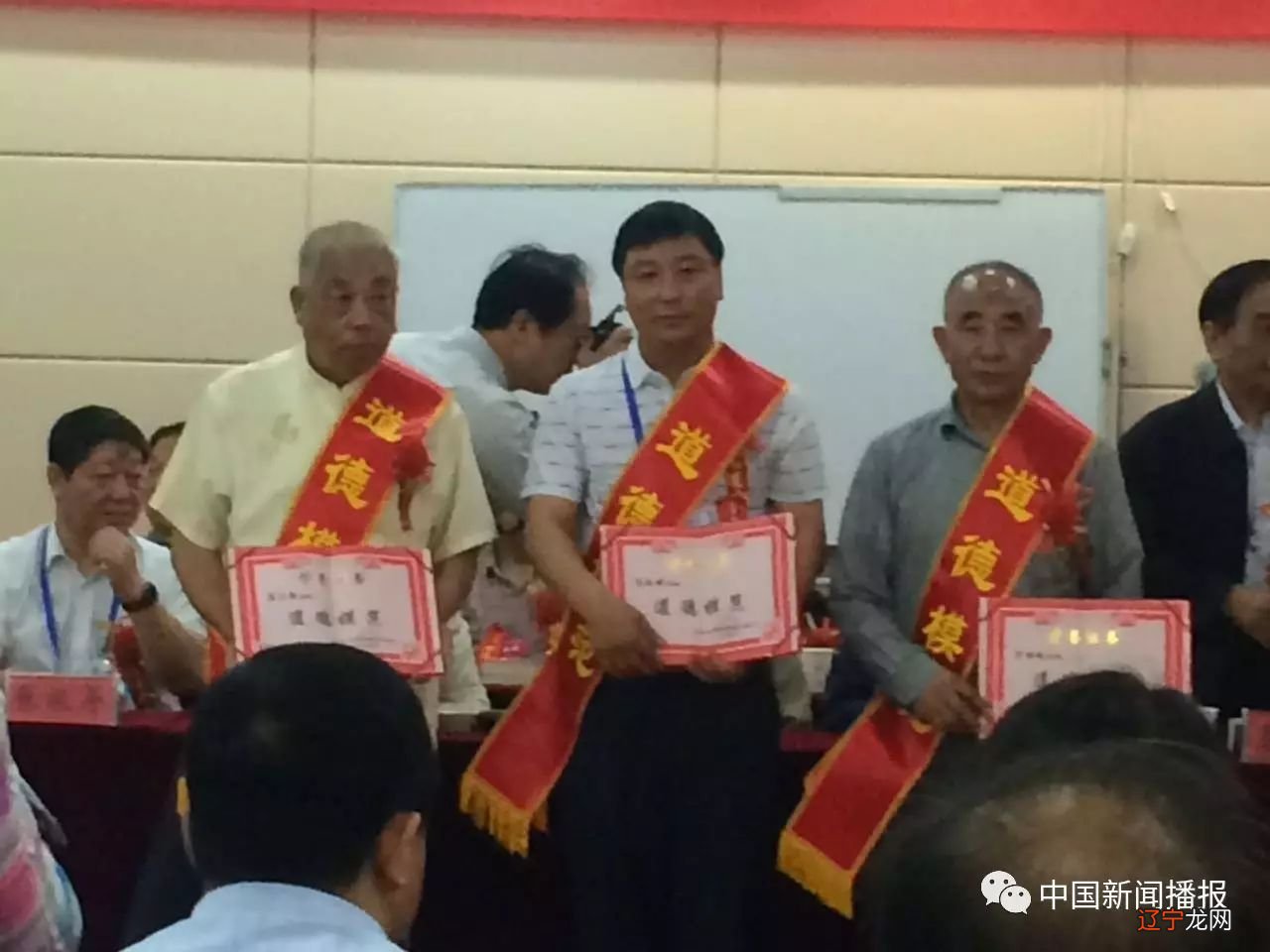 全省易学与全面建成小康社会高峰论坛在我市宾馆拉开帷幕参加论坛