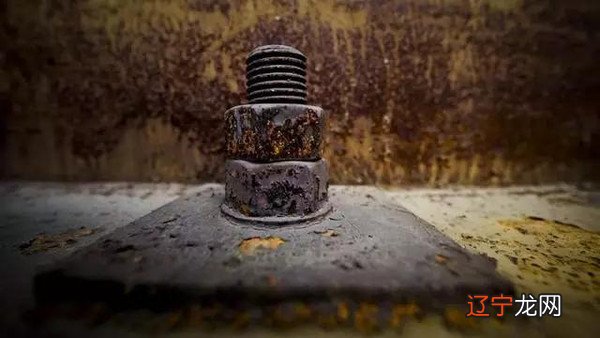 螺丝生锈了拧不开？就你笨！别人家用可乐一抹，轻轻松松拧下来！