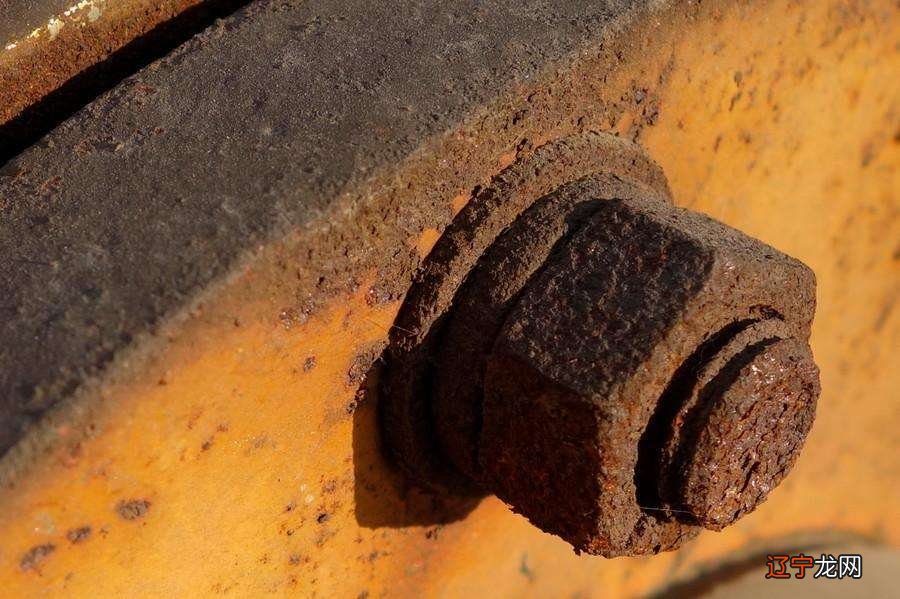 螺丝生锈了拧不开？就你笨！别人家用可乐一抹，轻轻松松拧下来！