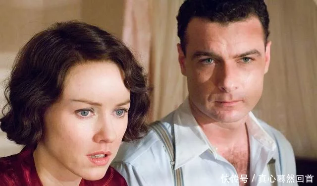 《金刚》女主角接两儿子放学,父亲是“剑齿虎”,但小儿子像女孩