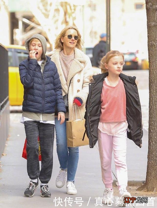 《金刚》女主角接两儿子放学,父亲是“剑齿虎”,但小儿子像女孩