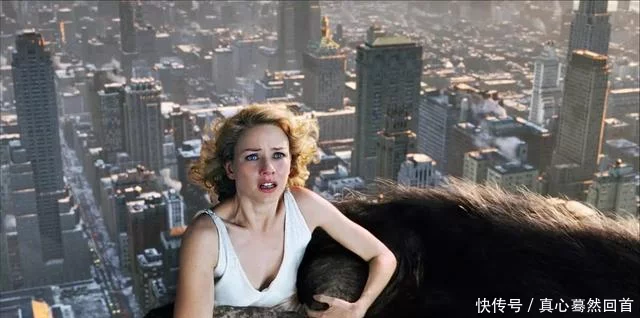 《金刚》女主角接两儿子放学,父亲是“剑齿虎”,但小儿子像女孩