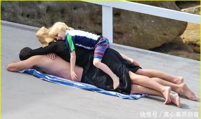 《金刚》女主角接两儿子放学,父亲是“剑齿虎”,但小儿子像女孩