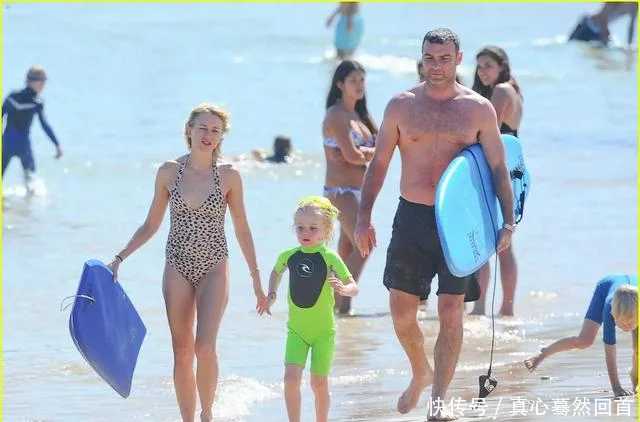 《金刚》女主角接两儿子放学,父亲是“剑齿虎”,但小儿子像女孩