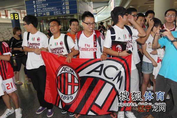 红黑情缘飘扬西域:新疆米兰球迷协会-中国千家球迷会巡展
