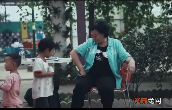 父母进了监狱,他们聚在一起“等待太阳”