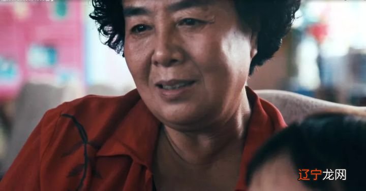 父母进了监狱,他们聚在一起“等待太阳”