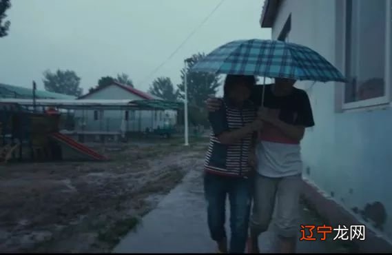 父母进了监狱,他们聚在一起“等待太阳”