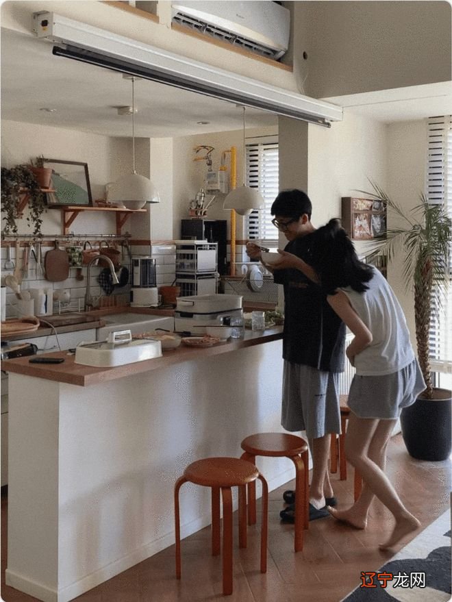 重庆女生买人人嫌的顶楼 花3万改成小复式赚大了