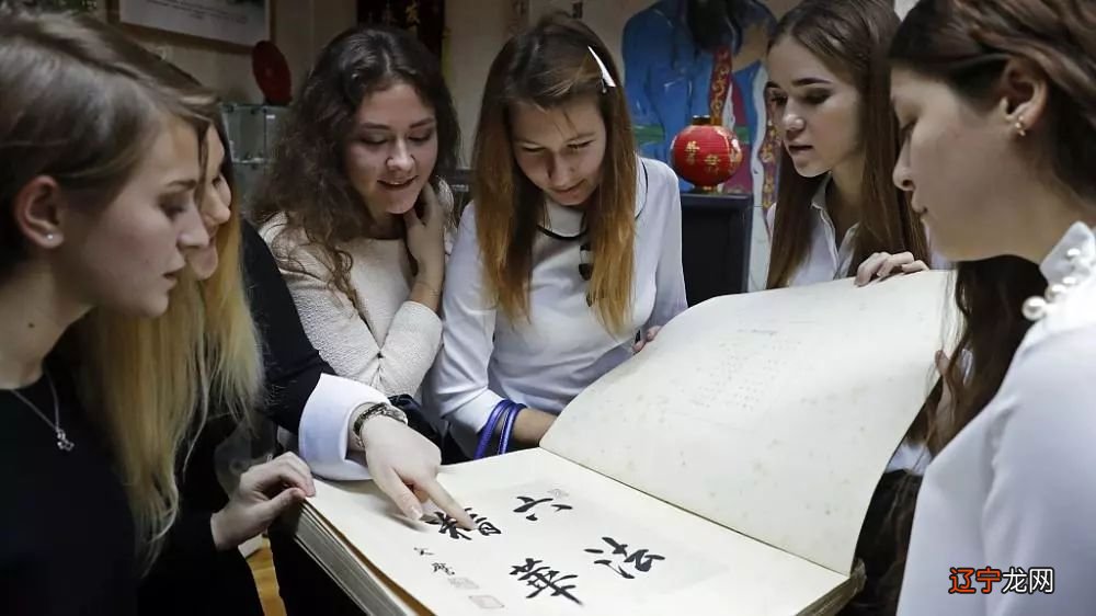 娜扎出席韩国MAMA英语被群嘲,为何外国人中文再烂都会被夸?