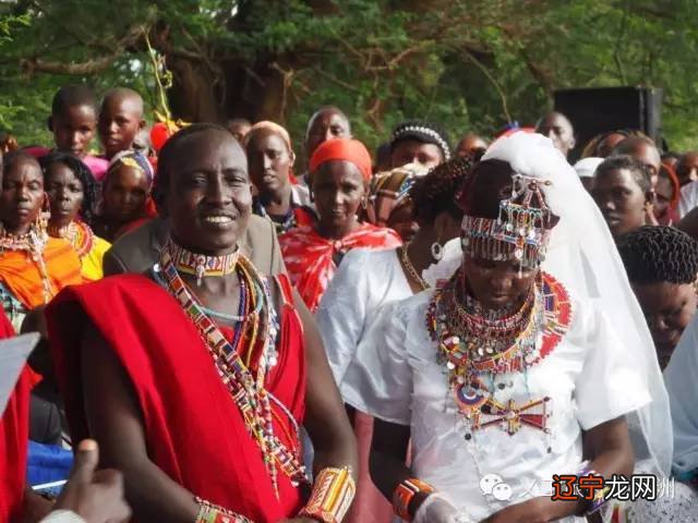 “多夫多妻”、女性割礼、饮生血…一位中国妹子探访非洲马赛族神秘传统婚礼