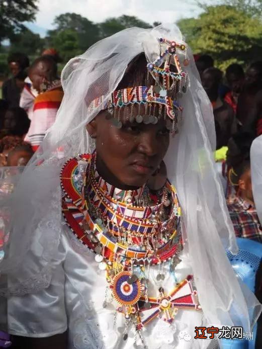 “多夫多妻”、女性割礼、饮生血…一位中国妹子探访非洲马赛族神秘传统婚礼