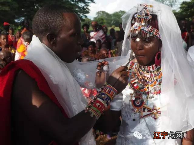 “多夫多妻”、女性割礼、饮生血…一位中国妹子探访非洲马赛族神秘传统婚礼