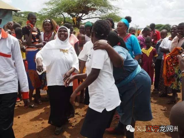 “多夫多妻”、女性割礼、饮生血…一位中国妹子探访非洲马赛族神秘传统婚礼