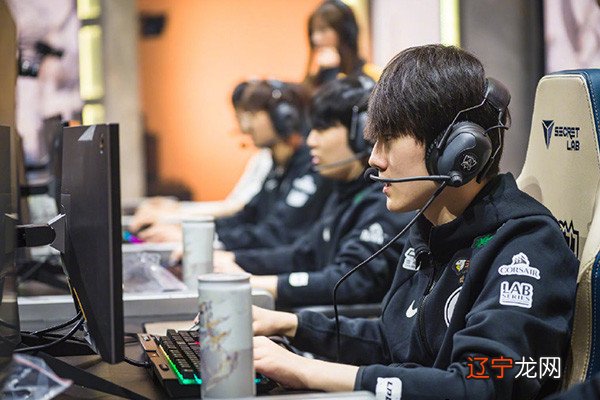 IG输了比赛却赢了热搜,FPX就不一样了,直接获得了王思聪的肯定