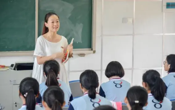 一英语老师穿超短裤上课,班级学生十分捧场,可家长却难以接受