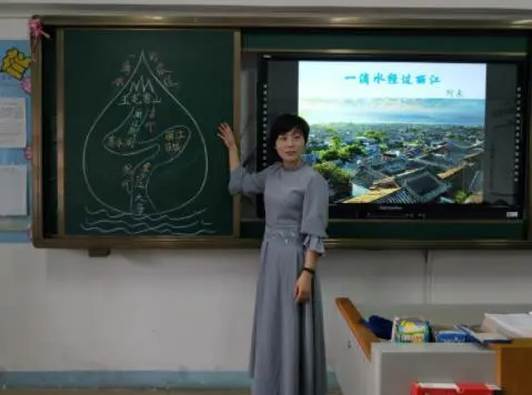 一英语老师穿超短裤上课,班级学生十分捧场,可家长却难以接受