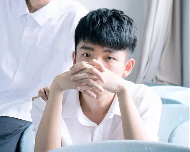 男生剪“锅盖头”发型太幼稚?那就试试这3个造型吧,轻熟又帅气