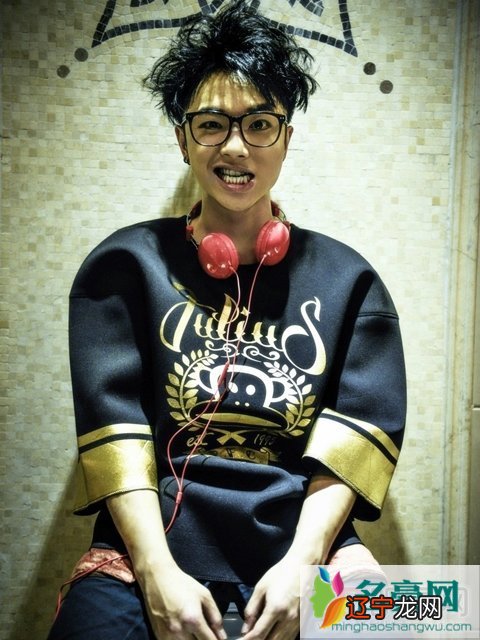 华晨宇富二代生活照 快男华晨宇家庭背景