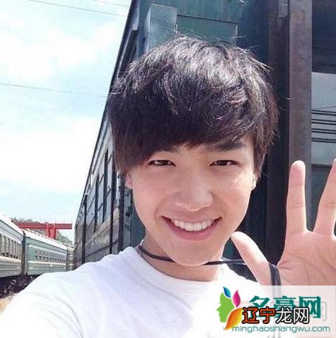 华晨宇富二代生活照 快男华晨宇家庭背景