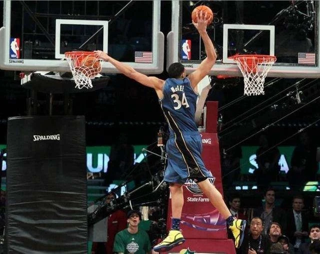 NBA有多少人能摸3米95篮板上沿？真有2人亲口承认摸到