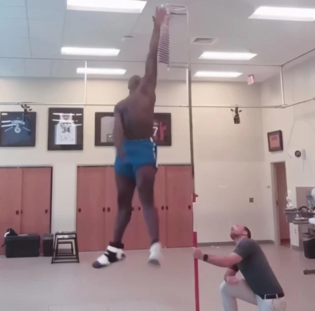 NBA有多少人能摸3米95篮板上沿？真有2人亲口承认摸到