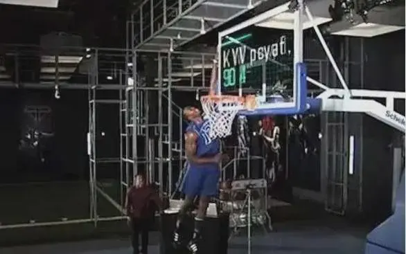 NBA有多少人能摸3米95篮板上沿？真有2人亲口承认摸到