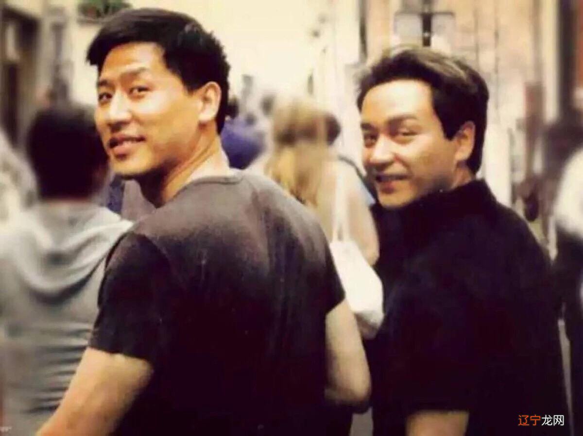 张国荣65岁冥寿：至今未婚的唐鹤德，凌晨发旧照深切怀念