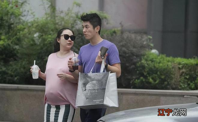 杜江夫妇出席活动,霍思燕肌肤松弛,网友直言她老得配不上杜江了