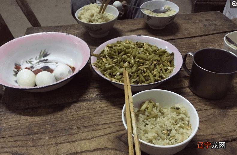 尤其指食物 sing for your supper 为某人干活来获取回报