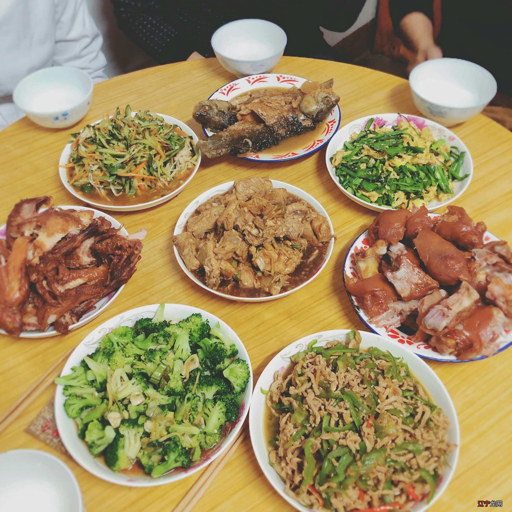 尤其指食物 sing for your supper 为某人干活来获取回报