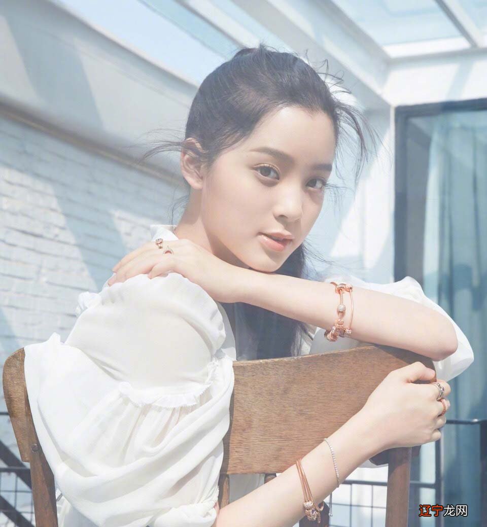 欧阳娜娜与綦美合逛街,两人曾因为陈飞宇反目,如今又和好如初