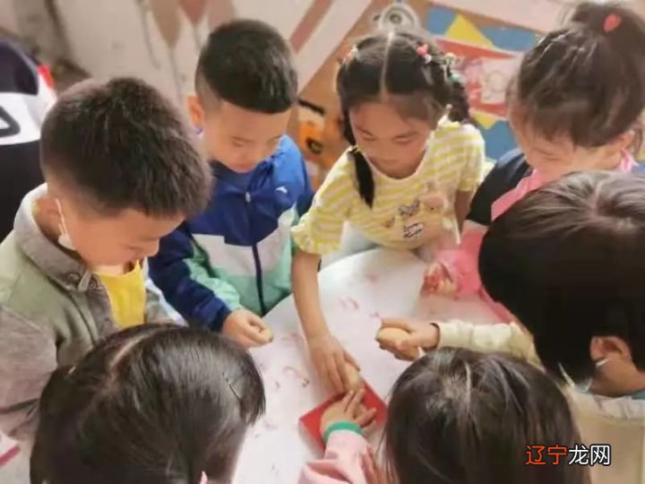 幼儿园的萌宝们探索有趣的象形字