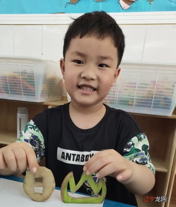 幼儿园的萌宝们探索有趣的象形字