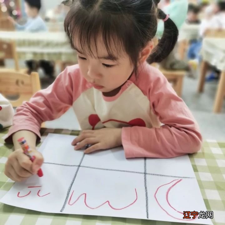 幼儿园的萌宝们探索有趣的象形字