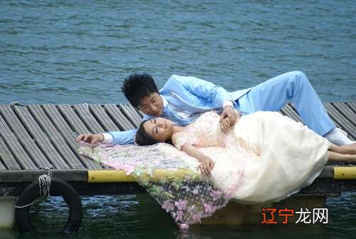 在优美的池塘畔拍婚纱照，马浚伟和陈法拉陶醉于浪漫中
