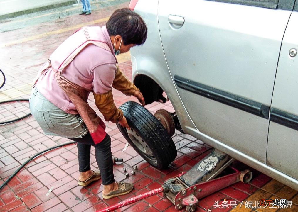 农村大姐路边补胎,技术精炼一日收入三百元,可别再说女子不如男