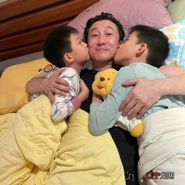 洪天明与家人团聚分享全家福为自己庆生 同时祝福香港回归25周年