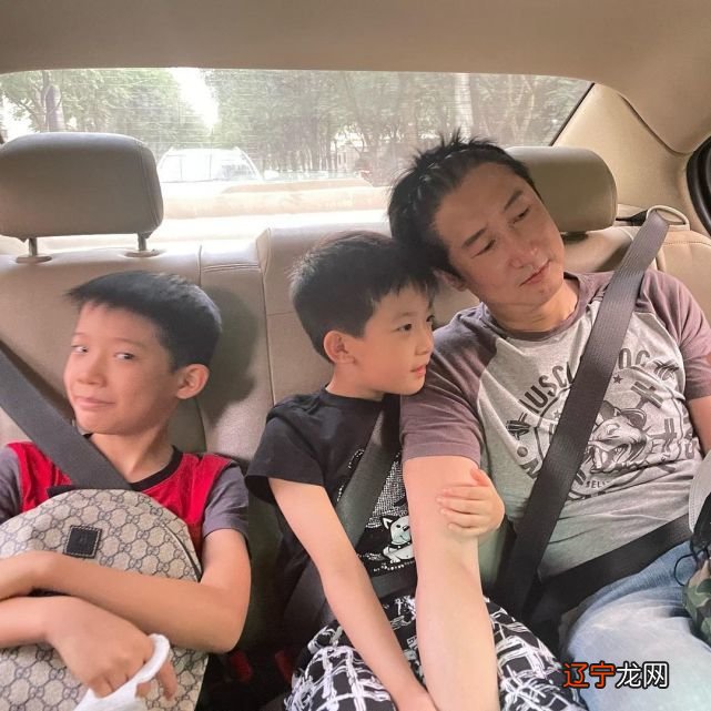 洪天明与家人团聚分享全家福为自己庆生 同时祝福香港回归25周年