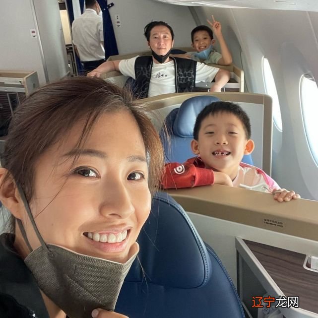 洪天明与家人团聚分享全家福为自己庆生 同时祝福香港回归25周年